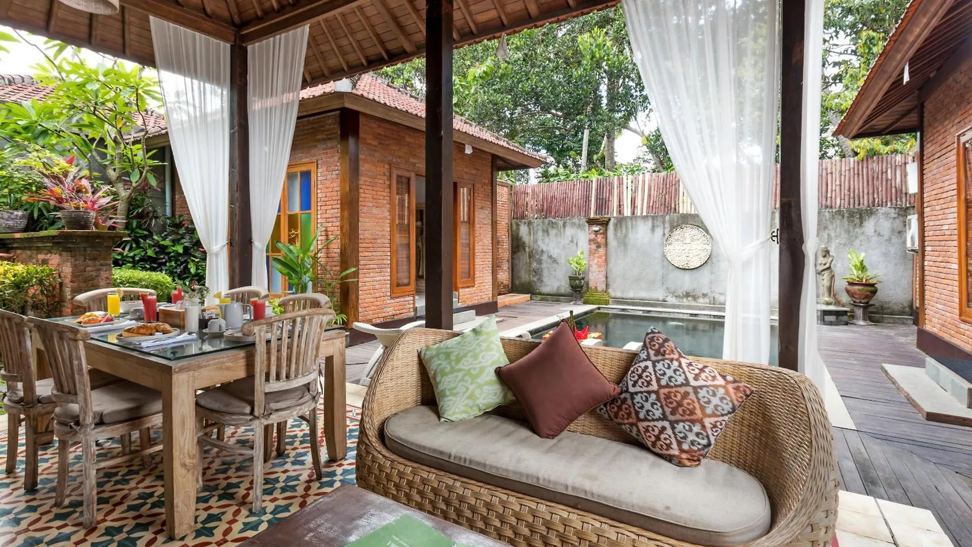 Ubud Raya Villa 4*, אובוד